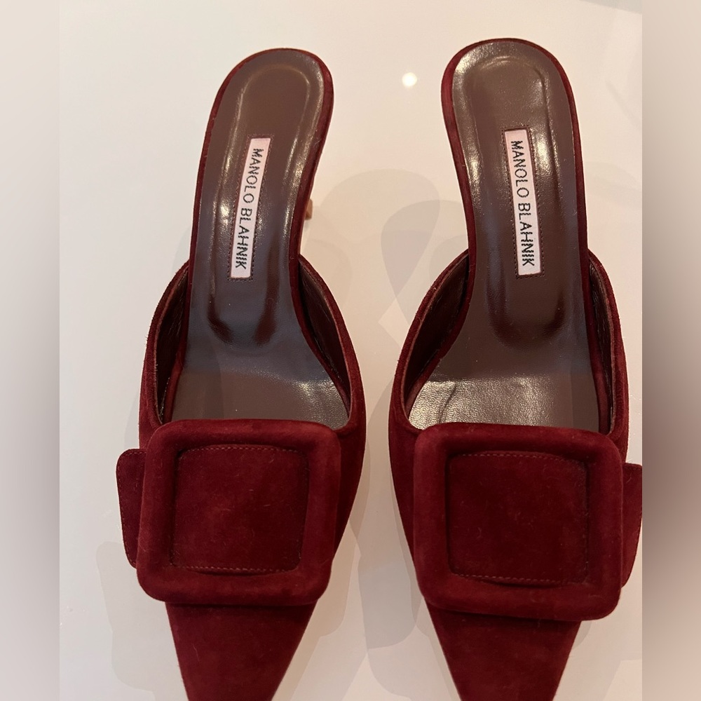 MANOLO BLAHNIK size 7 BURGANDY Sued